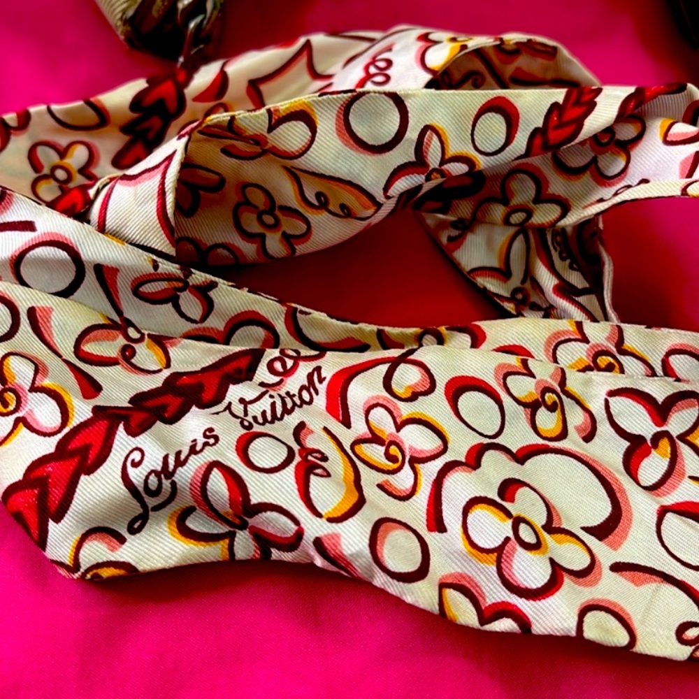 Scarf with Louis Vuitton has lv pendant